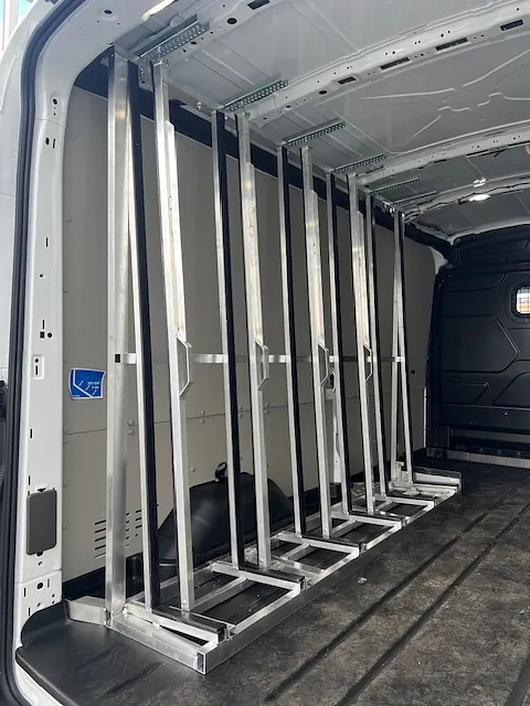FAST INVÄNDIGT STATIV I SKÅPBIL