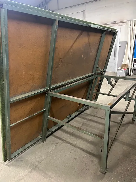 Manuellt tippbart skärbord