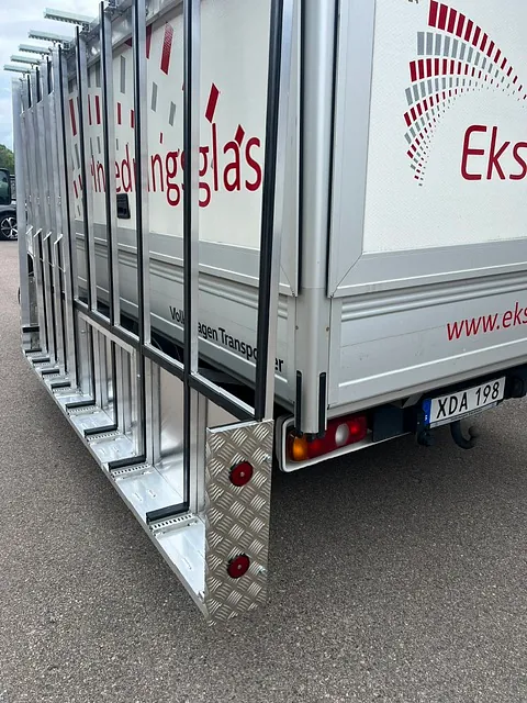 Alustativ flakbil med skåp